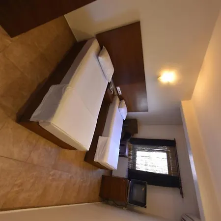 Elmas Hotel 2*